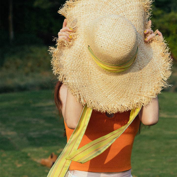 Vert Bonnet en raphia Frida x LOST PATTERN « Frida's Garden » avec cravate en ruban, vert en vente sur Faire4