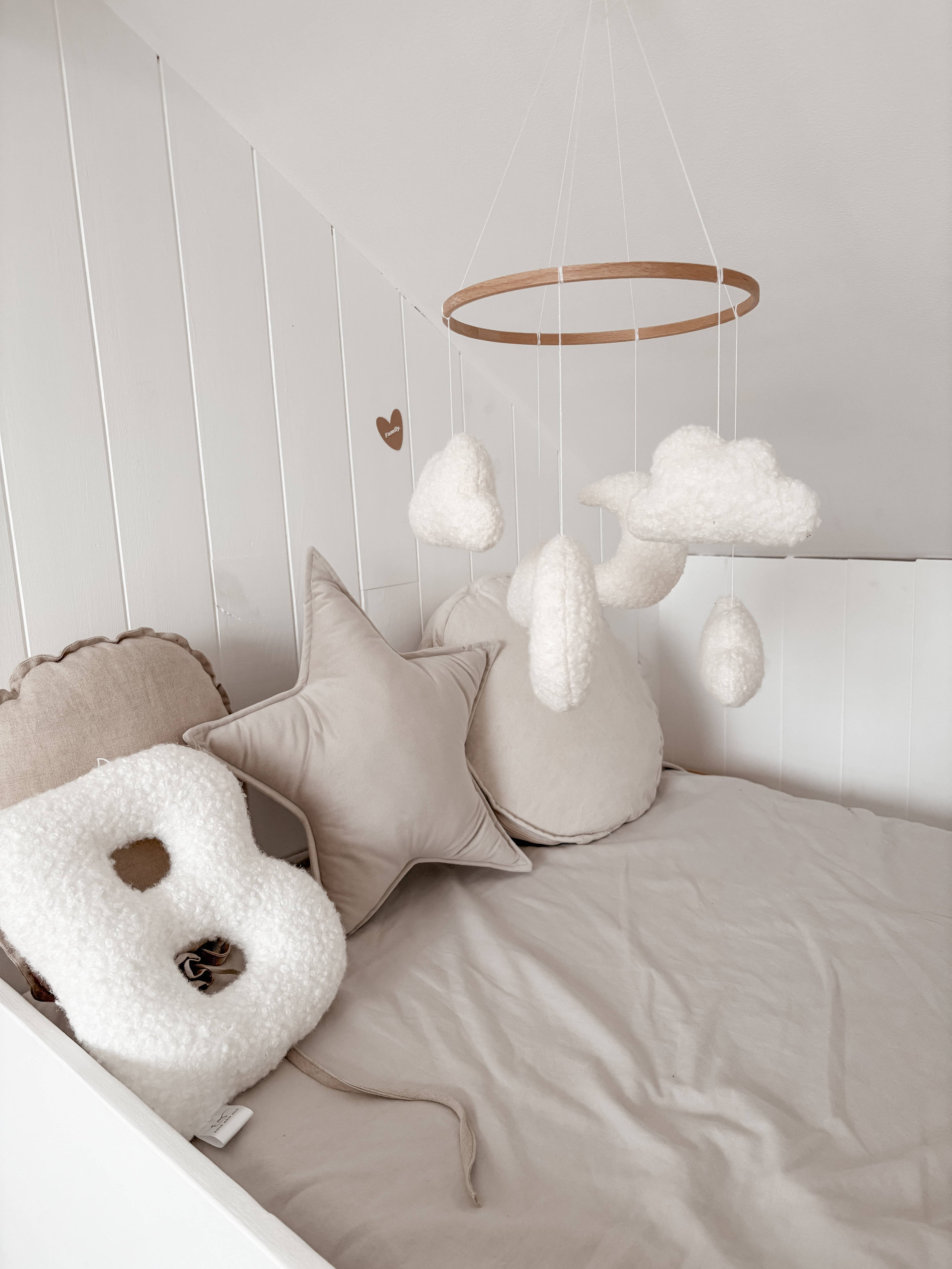 Edie & Joe - Vente Mobile pour bébé - Mobile décoration pour chambre d’enfant nuages et lunes en bouclé3