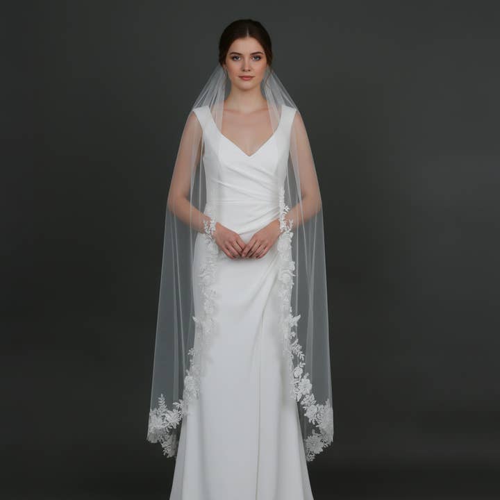 Florale Spitzenhochzeitsschleier mit Strasssteinen, feiner Illusionstüll, Walzerlänge für den Großhandel von Farinosa Bridal