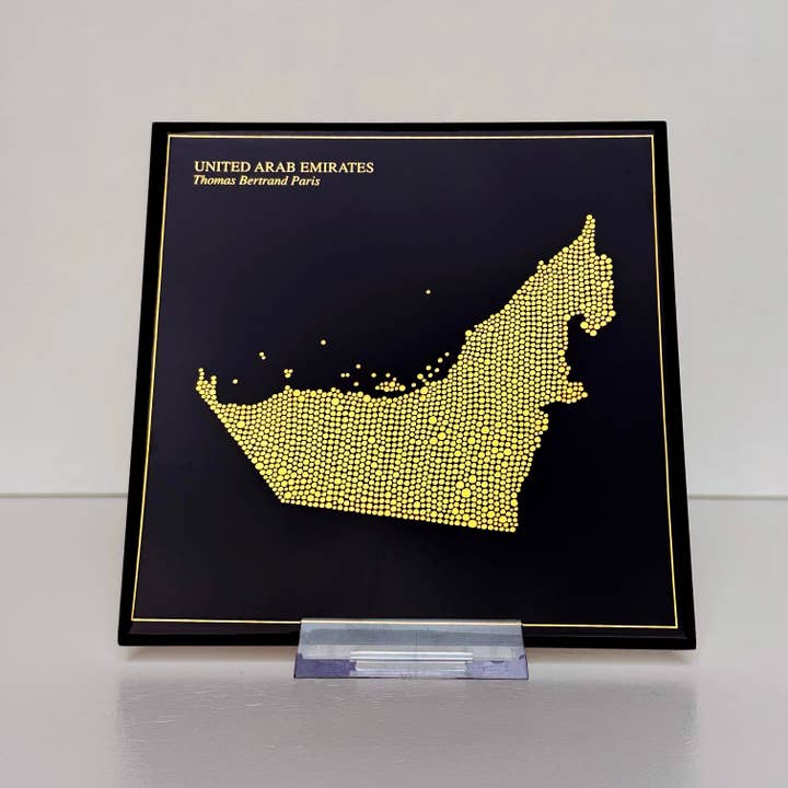 Svart kakelplatta - Förenade Arabemiraten i guld med inskription / Thomas Bertrand Paris för wholesale av Thomas Bertrand Paris