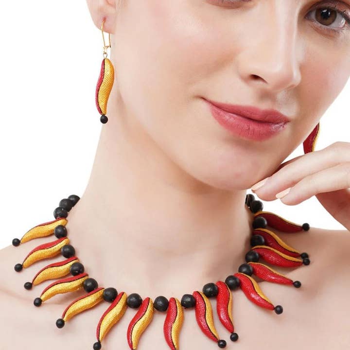 Ensemble de bijoux européens en argile rouge piment pour la vente par House of Kraft Jewelry & Accessories