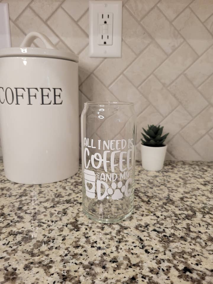 Tout ce dont j'ai besoin c'est du café et mon chien peut en boire pour la vente par Handmade by Haile