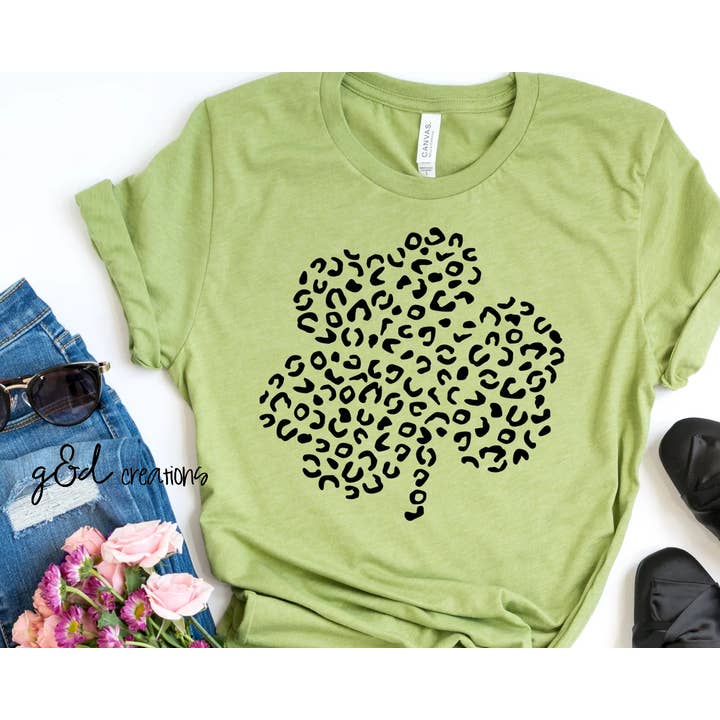 Leopardo Shamrock St. Patricks Tshirt por atacado de G&D Creations