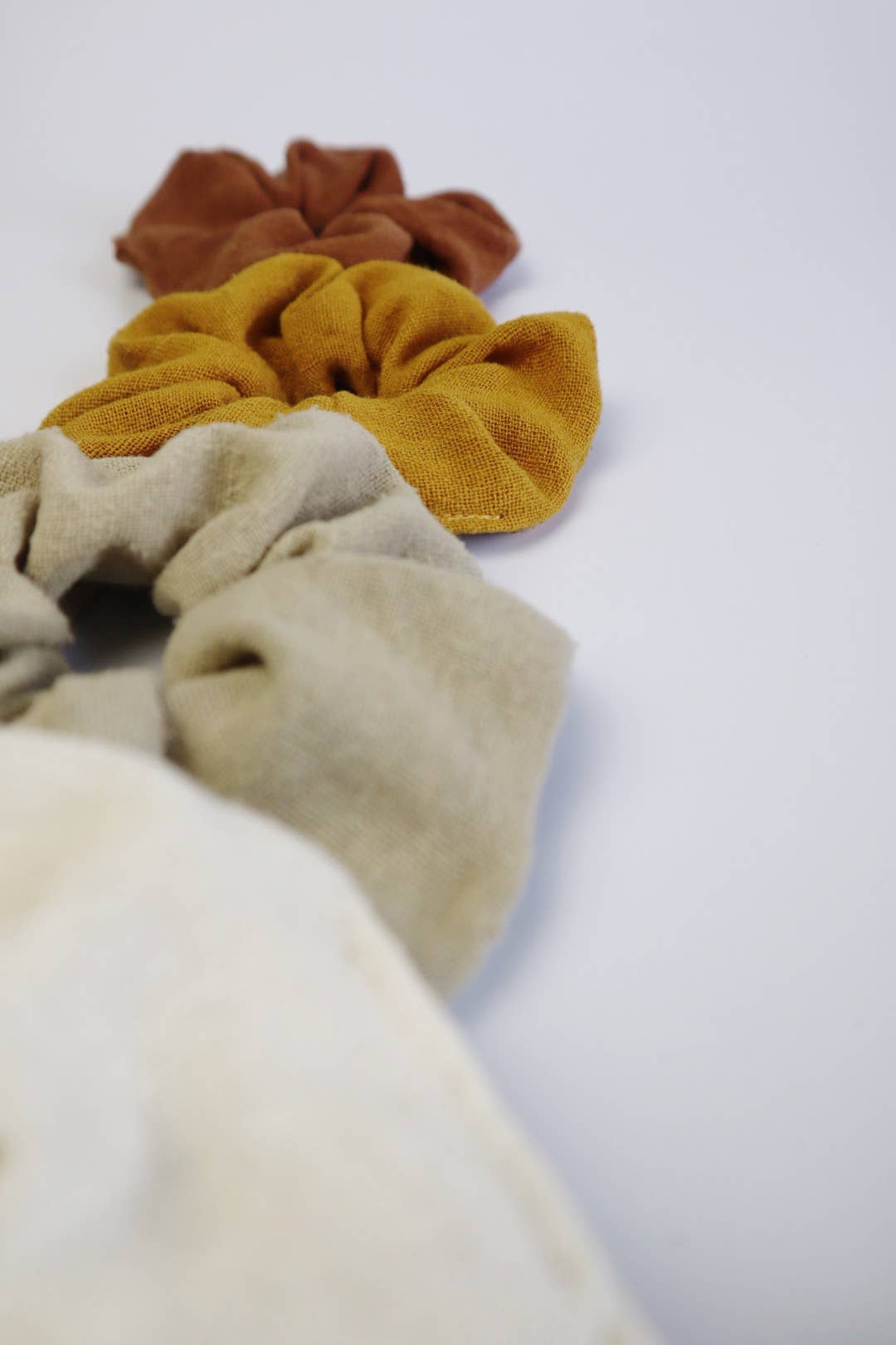 Eco Raw Studio – wholesale Scrunchie - Dam – Hårsnoddar i råsilke med naturlig färgning11