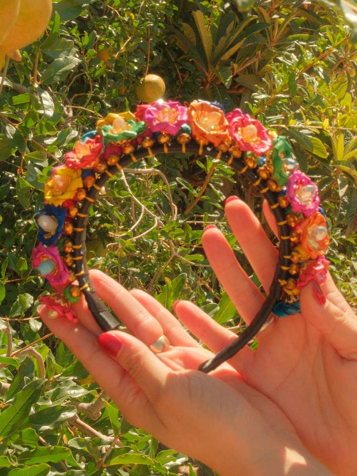 Bandeau Fleur Arc-en-ciel pour la vente par Adela Artisan Made LLC