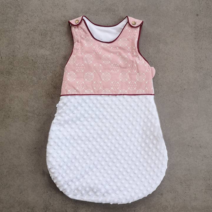 Gigoteuse nuage Trègle rose clair pour la vente par Eugénie Design