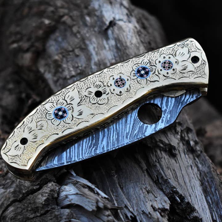 SHINY CRAFTS – Engroshandel Lommekniv/holder – Smuk Damaskus lommekniv med Damaskus håndtag og blad, foldekniv med linerlås, campingkniv, jagtkniv med premium læderkappe (FK-30)
