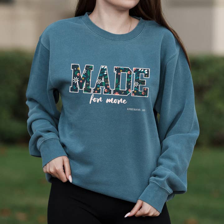 Camisola Crewneck com Gráfico Floral de Versículo Bíblico Feito para Mais com Mensagem Inspirada na Fé – Pigmentada por atacado de OSME
