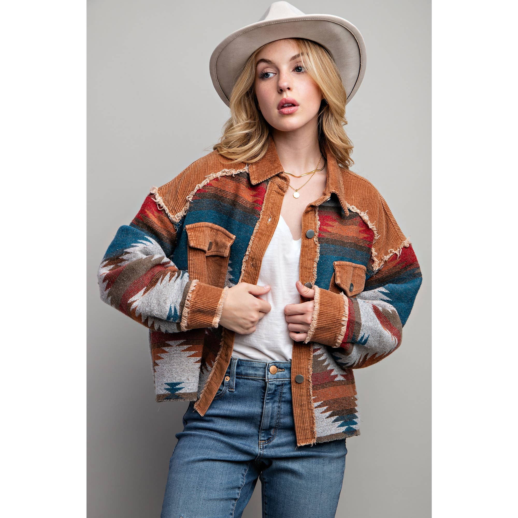 Sweet Generis – Großhandel Hemdjacke/Shacket – Damen – BUTTON-DOWN-HEMDJACKE IN BLOCKFARBEN MIT STAMMESMUSTER UND AZTEKISCHEM MUSTER3