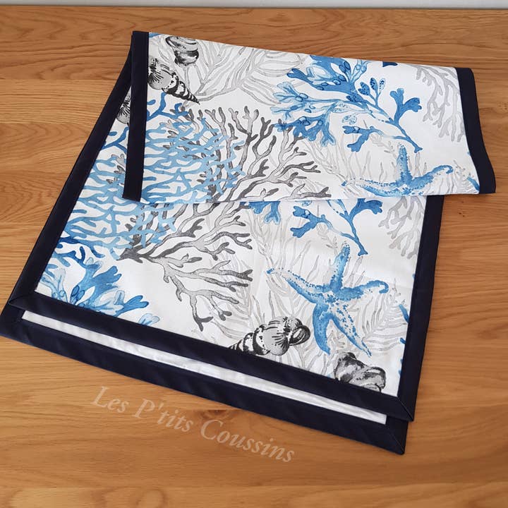 Caminho de mesa com corais e conchas em tons de azul e cinza por atacado de Les P'tits Coussins