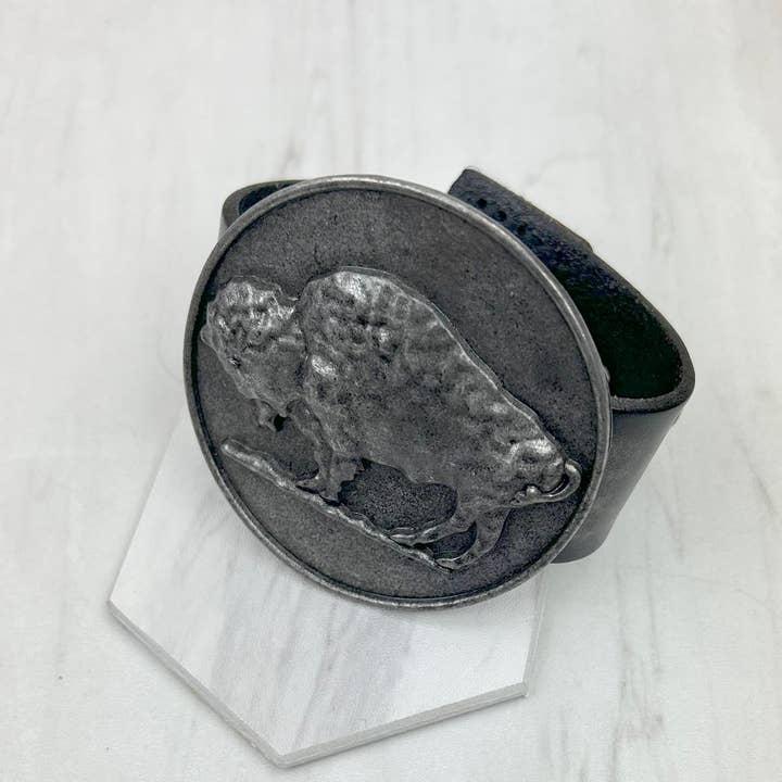 NKZ231226-03 Bracelet buffle en cuir noir et métal argenté pour la vente par Western Elite Jewelry