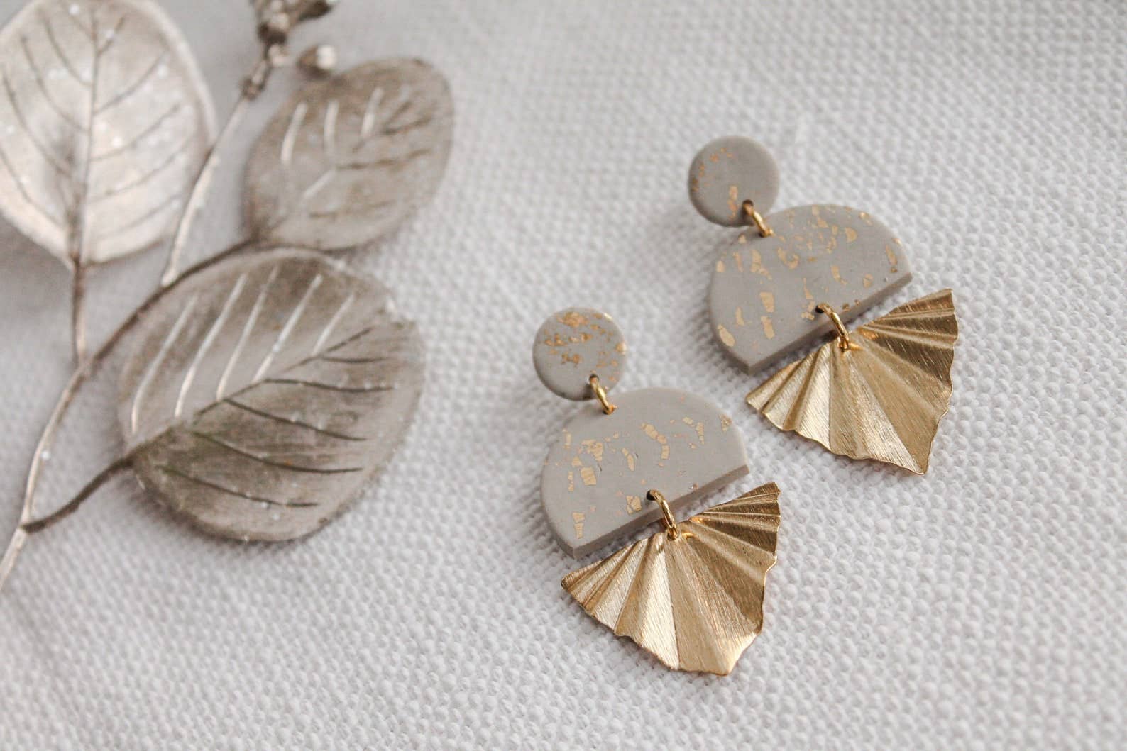 LESVARANDCLAY - Vendita all'ingrosso Orecchini pendenti - Orecchini Golden Eve in stile boho moderno con elementi geometrici in ottone placcato oro3