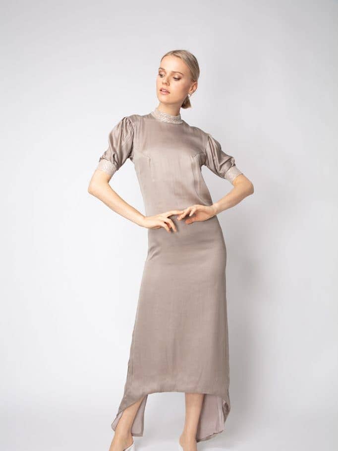 Robe moulante avec détails en dentelle pour la vente par Lia & Saora GmbH