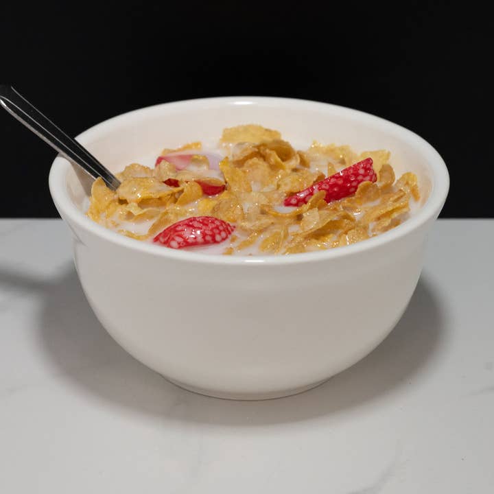 Flingor skål med Cornflakes med falska jordgubbar i mjölk för wholesale av Just Dough It! Fake Foods