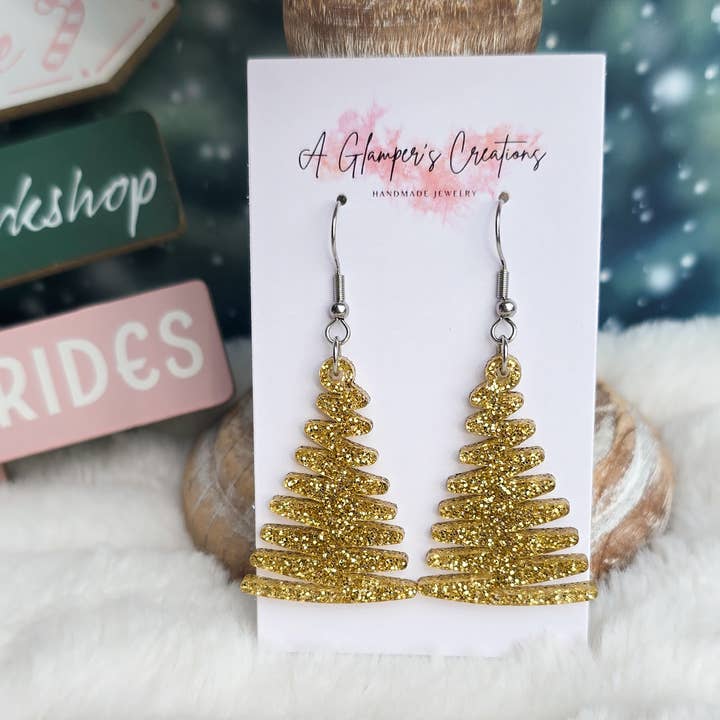 Boucles d'oreilles acryliques arbre de Noël en ruban pailleté doré pour la vente par A Glamper's Creations LLC