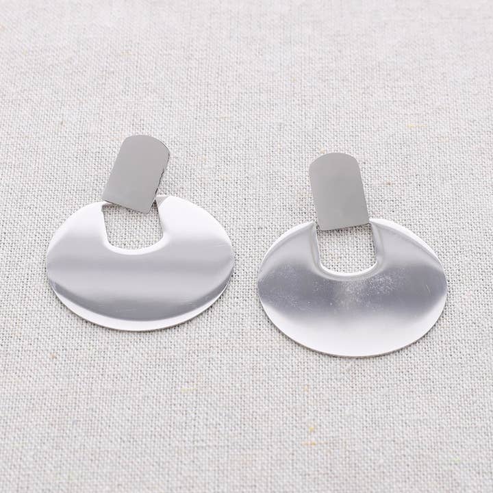 Orecchini pendenti con medaglia in acciaio per la vendita all'ingrosso da parte di Sonata