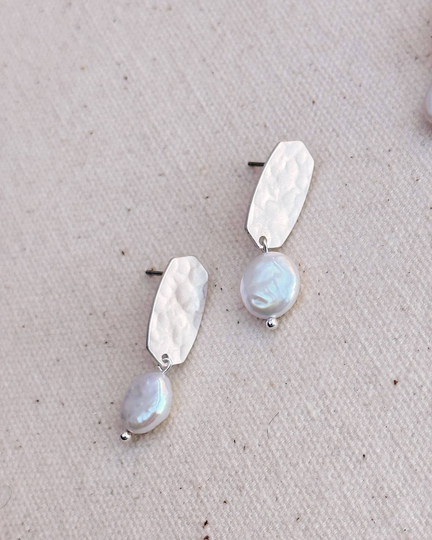 Gracie Rose Designs – Großhandel Ohrhänger – Gold- und Silbergehämmerte Nietenmünze Perlenohrringe mit Anhänger2