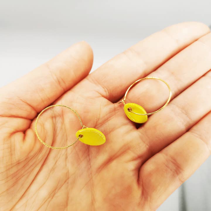 Orecchini gialli Feuille Petite per la vendita all'ingrosso da parte di Corinne Ceramique
