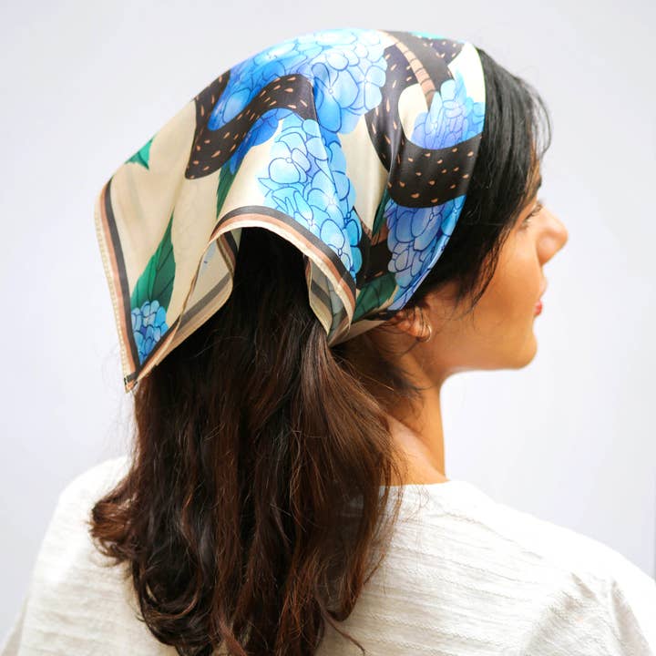 Arlo Goods – Großhandel Schal – Damen – Seidenschal mit Schlange und Hortensien2