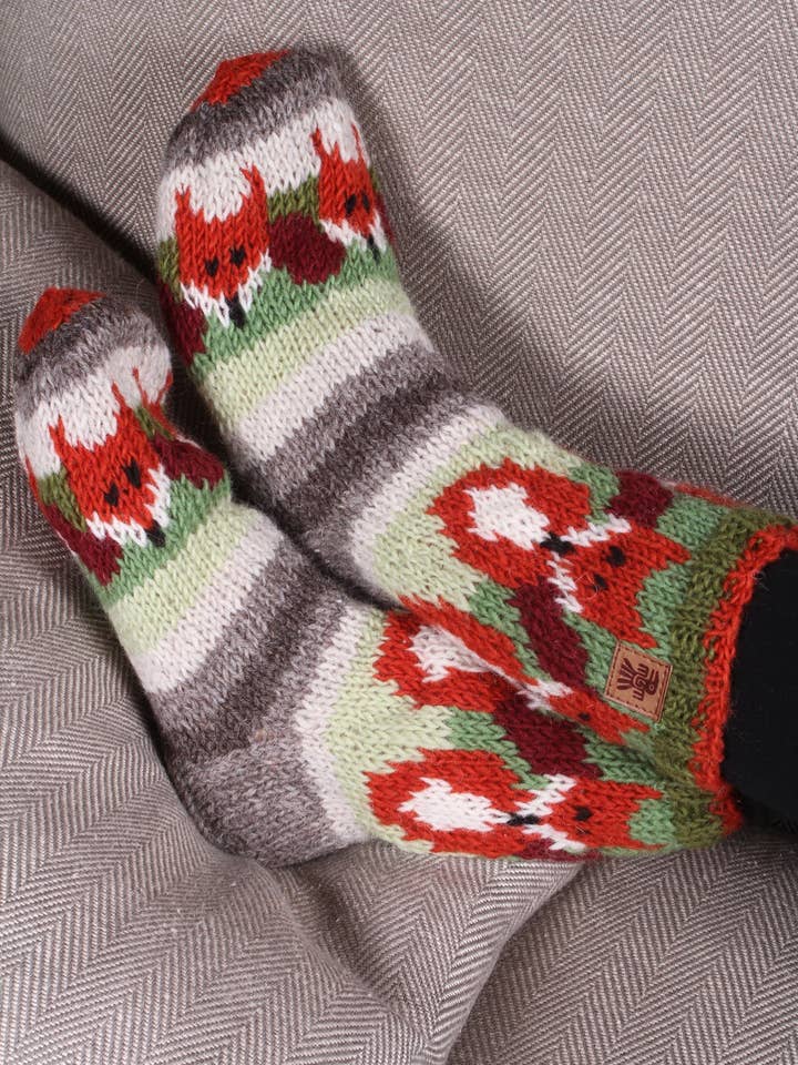Rot-orange Fair-Isle-Wollsocken mit Fuchsmuster für den Großhandel von Pachamama Ltd