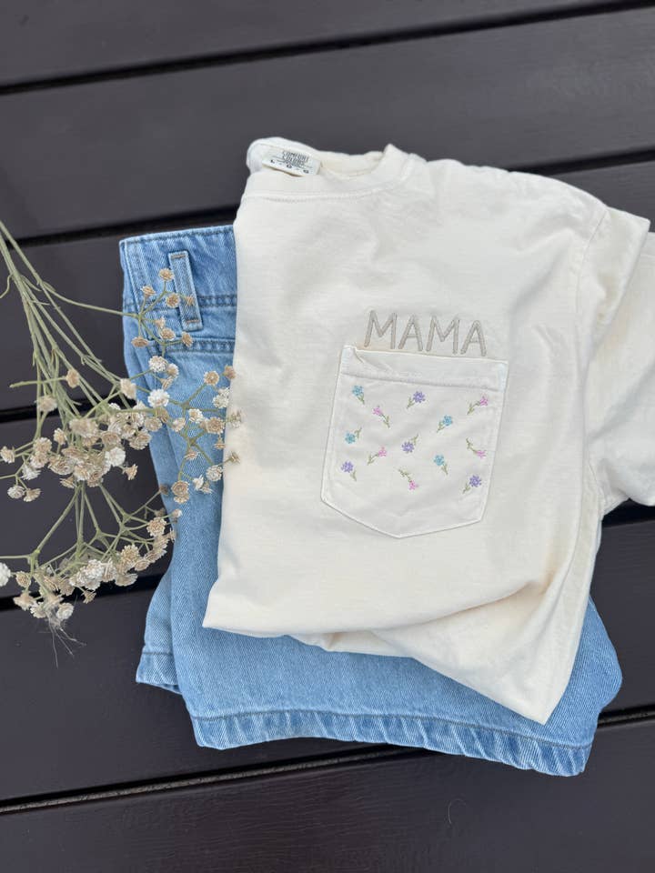 T-shirt de printemps à poche brodée « Mama » pour la vente par Indy and Midwest Company