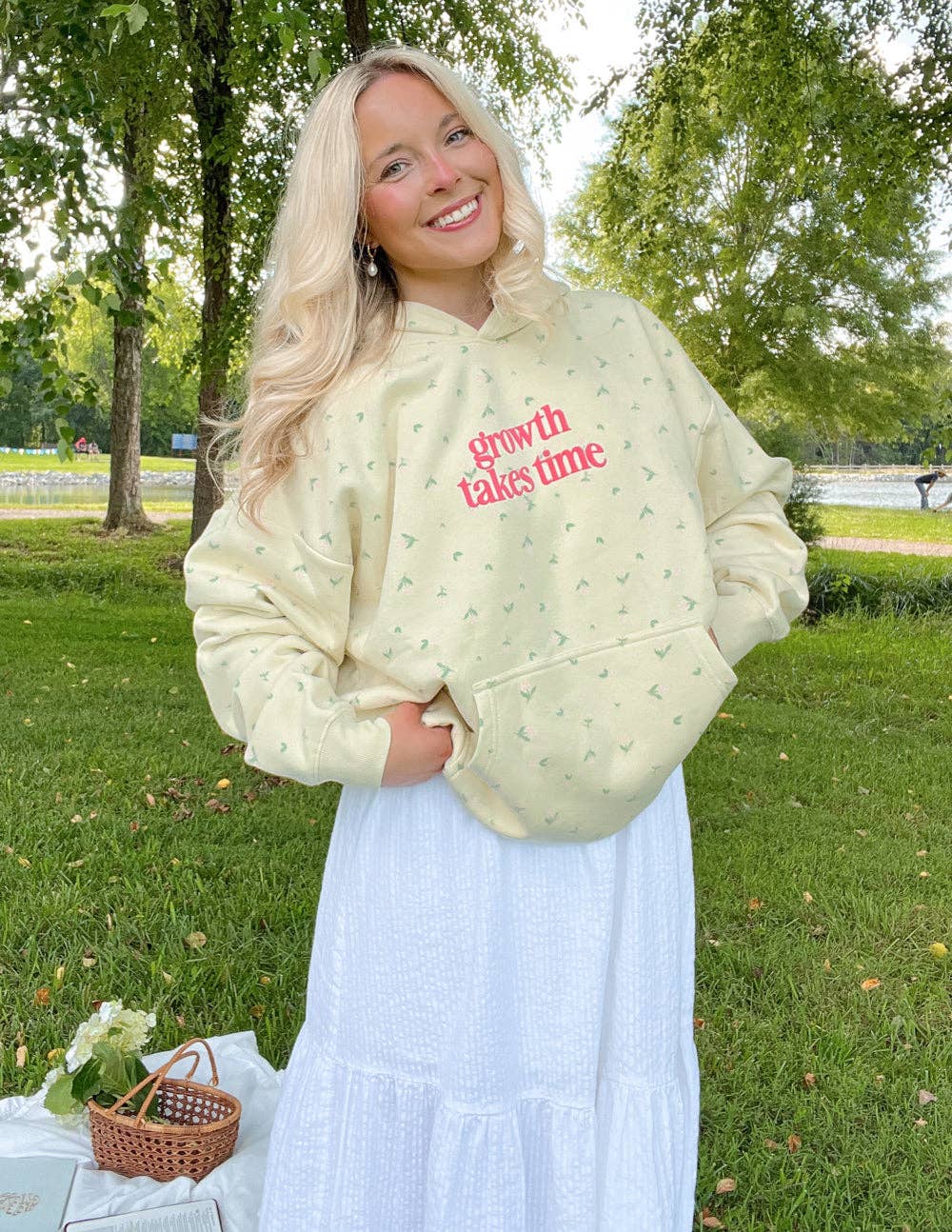 Elevated Faith – Hoodie – Mulher por atacado – Crescimento Leva Tempo Hoodie Unissexo com Estampa Floral por Todo Lado4