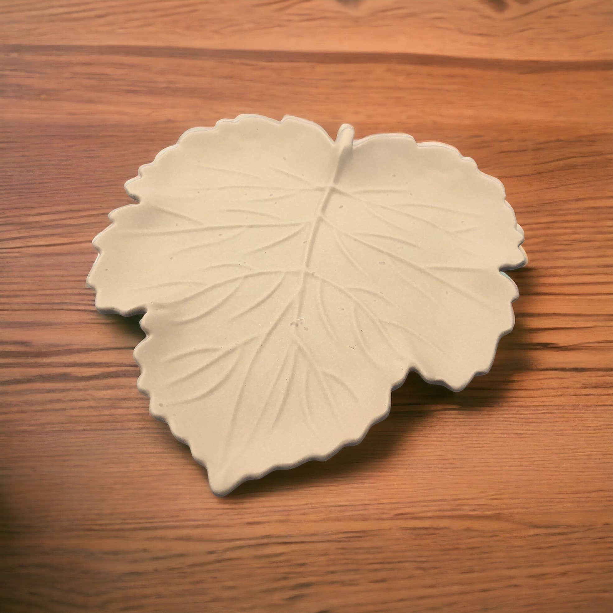 Eco Homeware Studio - Vente Plateaux à bijoux - Grand plat à feuilles en jesmonite fait main - Marron pâle1