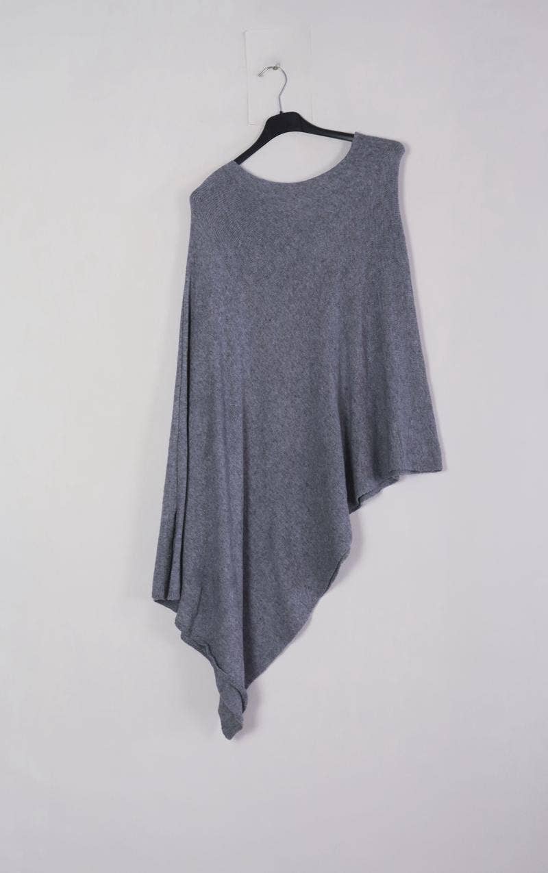 Lea & Luc - Grandes Tailles – wholesale Poncho – Women's – Star print poncho with round neck REF. 00766