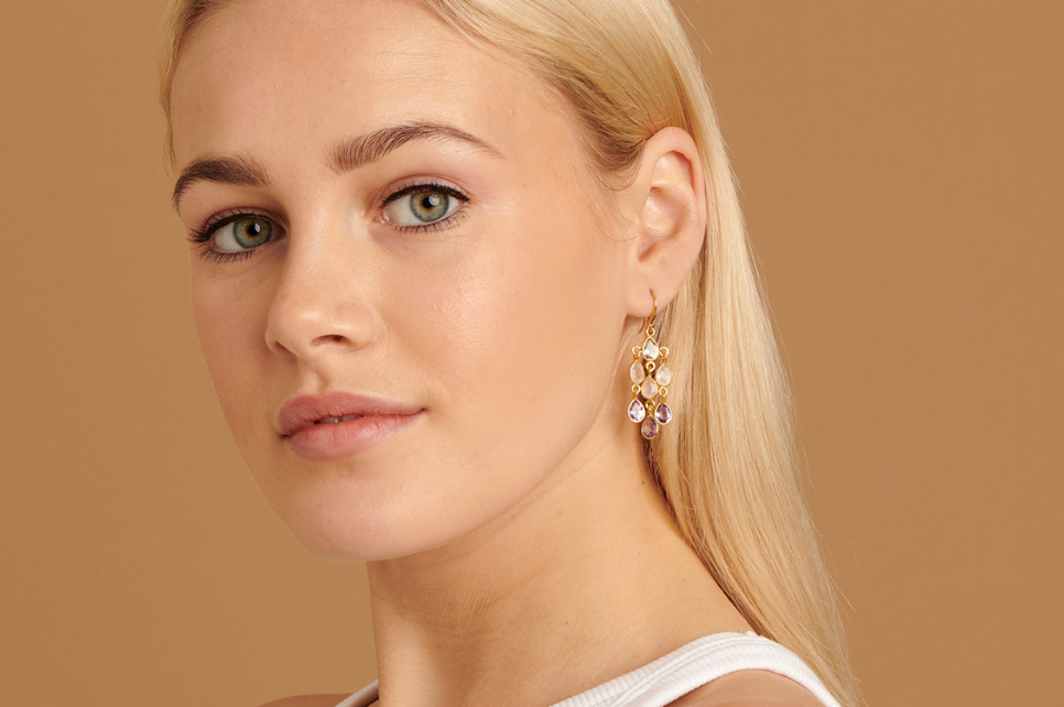 POMEGRANATE – Engroshandel Hængeøreringe og creoløreringe – Cascade Iolite, ametyst & kalcedon sølv øreringe1