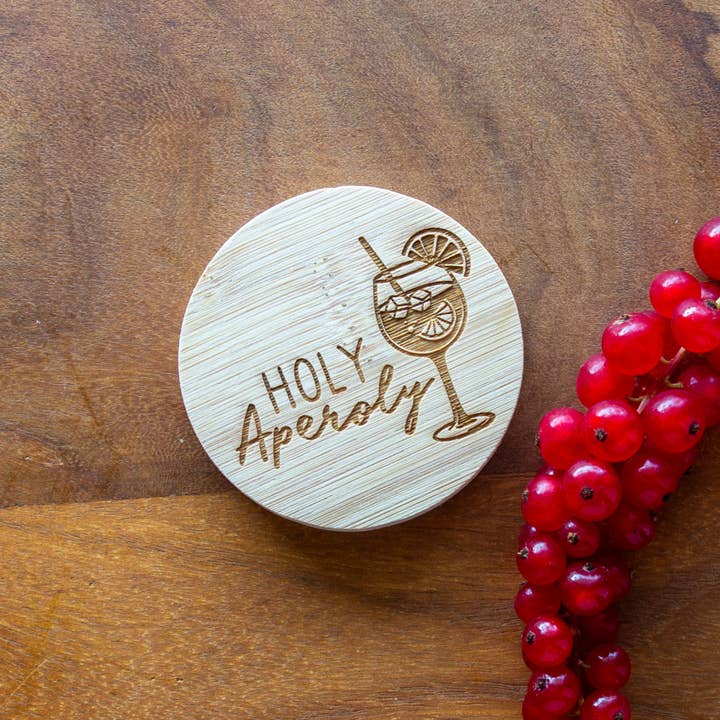 Gravierter Flaschenöffner "Holy Aperoly" – Spruch & Magnet für den Großhandel von Emma's Summer