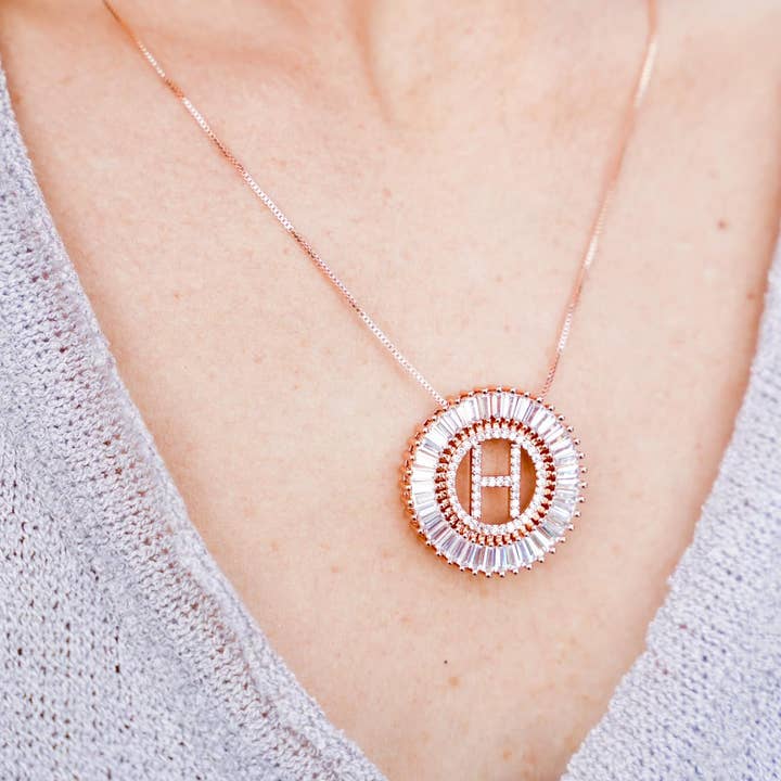 Collana con iniziale rotonda con ape boujie per la vendita all'ingrosso da parte di Dirty Bee