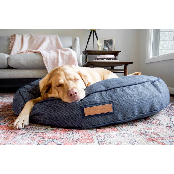 Lit rond pour animaux de compagnie en bleu marine Newfie pour la vente par The Houndry