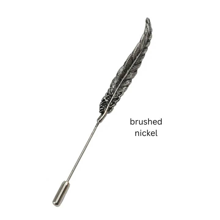 Épinglette en forme de plume en métal doré pour la vente par Tie Mood