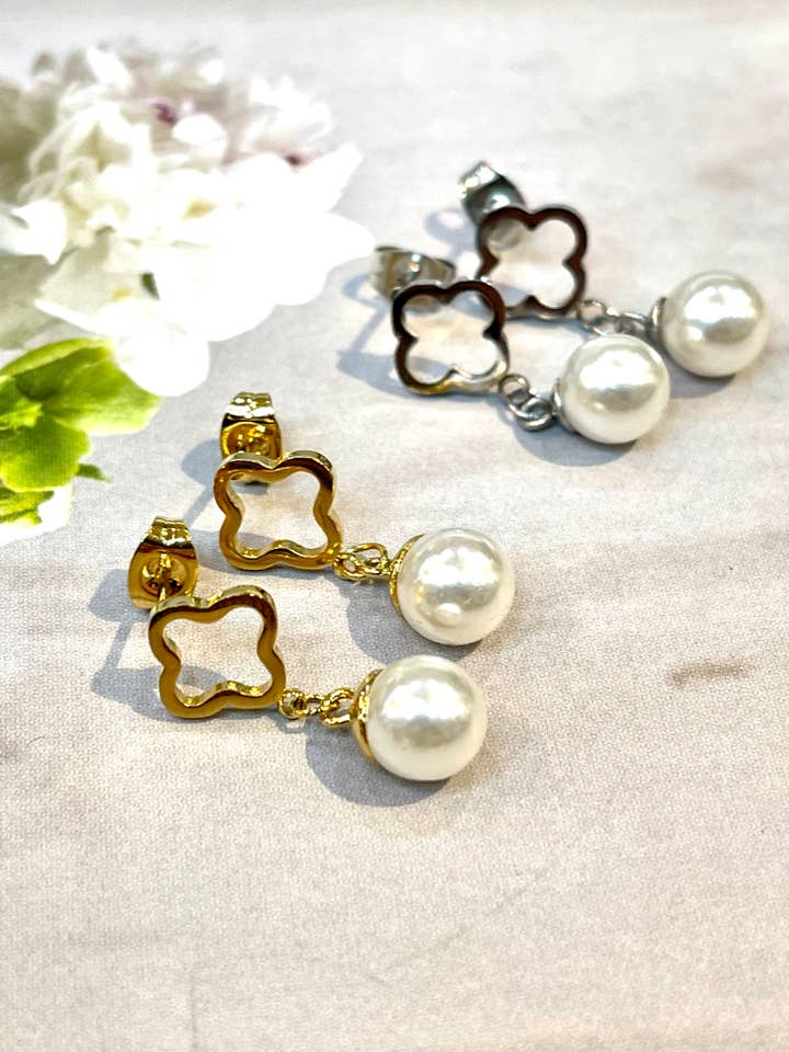 Boucles d'oreilles à tige Perfect Little Clover et Pearl pour la vente par AMD COLLECTIVE