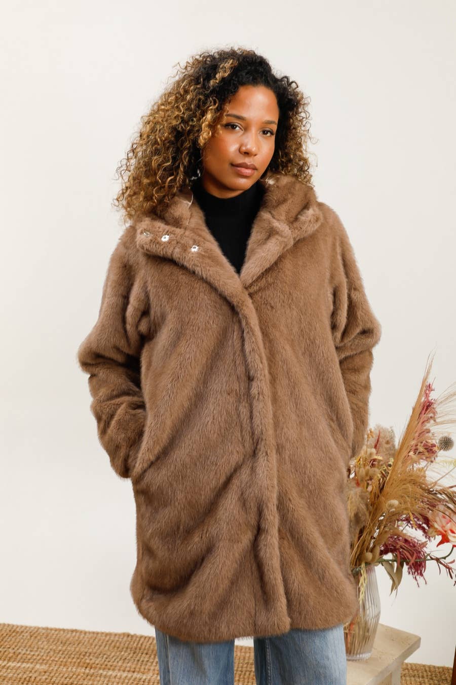 DIX-ONZE – wholesale Päls/fuskpäls - Dam – Chokladbrun Lång Fuskpälsrock – Lyx & Komfort4