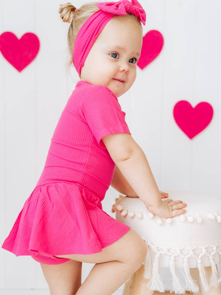 Dream Big Little Co. – wholesale Klänning - Baby – VARM ROSA RIBBDRÖM-BODYSUIT KLÄNNING