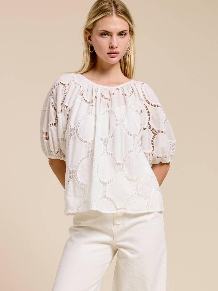 Blusa a maniche corte in cotone traforato Bloom per la vendita all'ingrosso da parte di FLAT WHITE