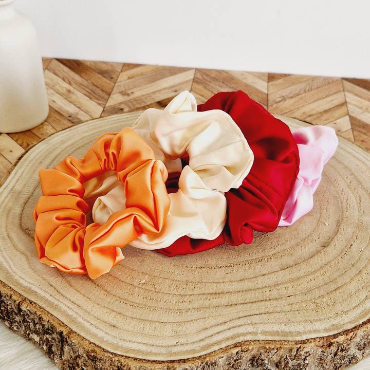 Chouchou Satin (6 coloris au choix) pour la vente par L'aiguille de Sha