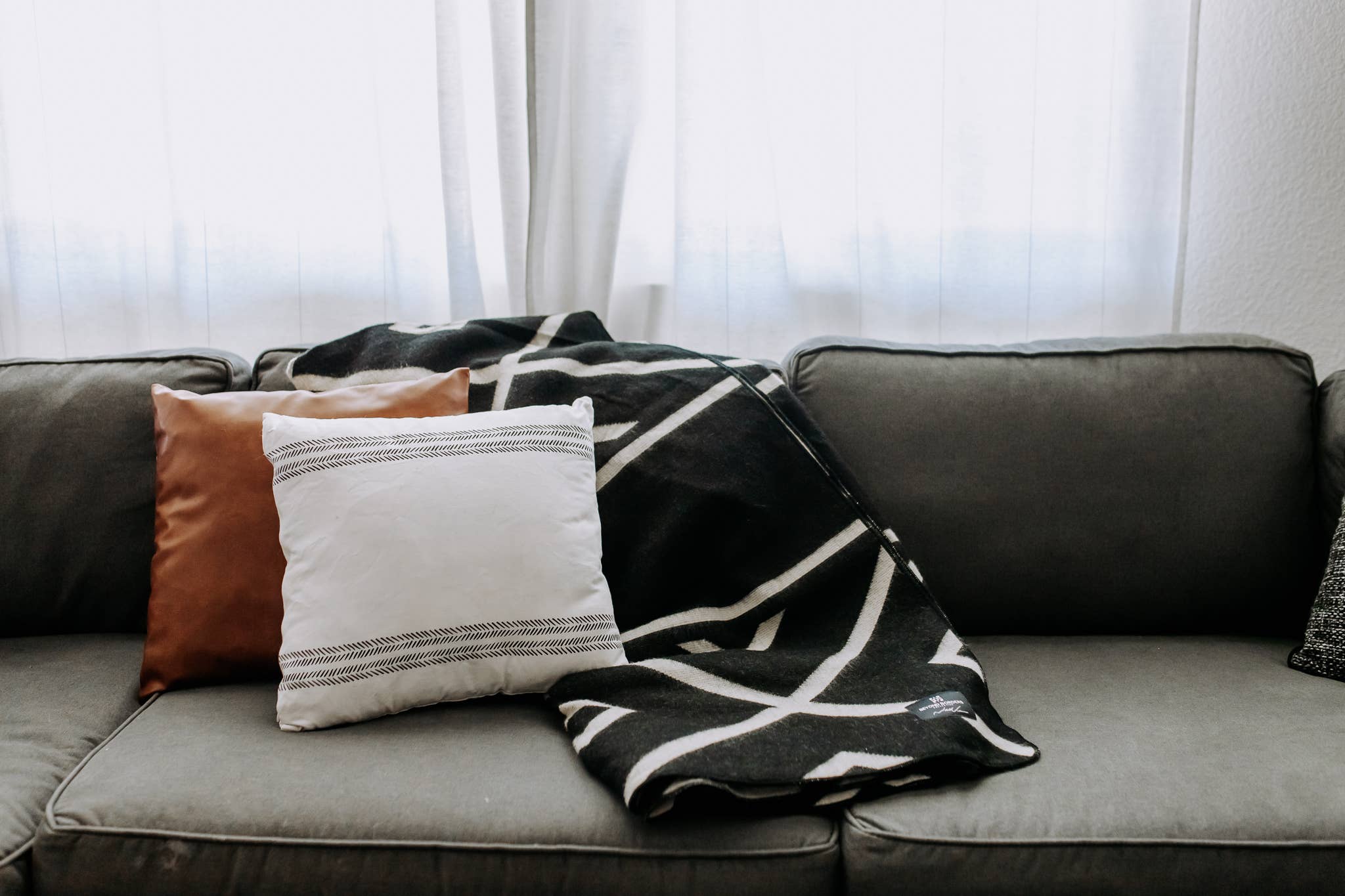 Beyond Borders Collective | Artisan-Made Blankets & Throws – Engroshandel Tæppe – Diamante Tæppe - Natur / Sort | boligindretning2