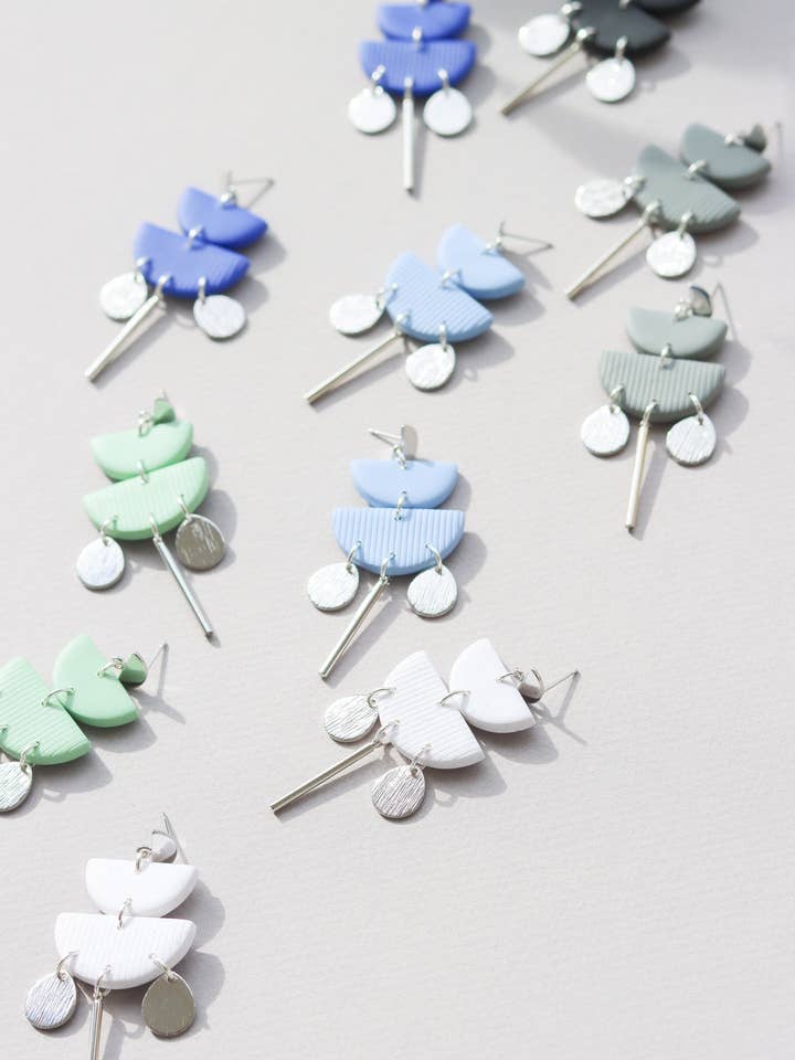 BRINCOS KAYLA//TOM PRATEADO por atacado de Studio Choo11