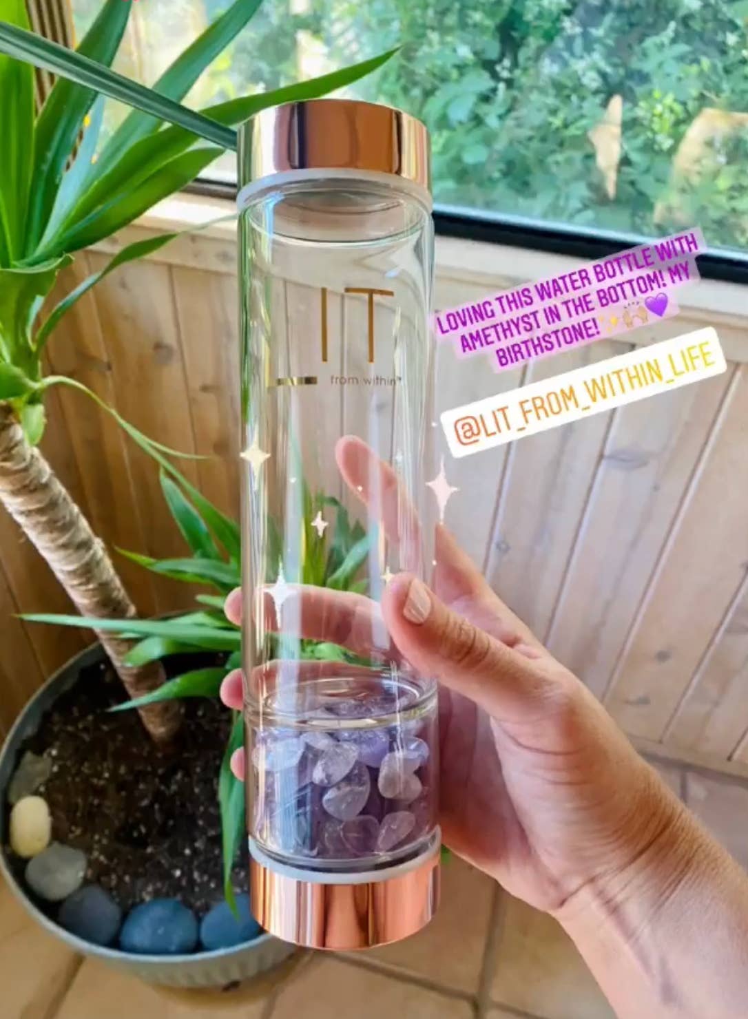 LIT From Within - Vendita all'ingrosso Borracce - Bottiglia d'acqua in vetro infusa con cristallo e dettagli rosa oro - Ametista1