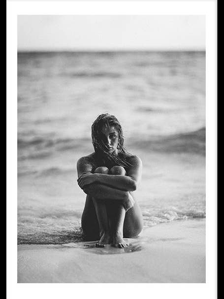 Poster Mädchen am Strand für den Großhandel von Wallified