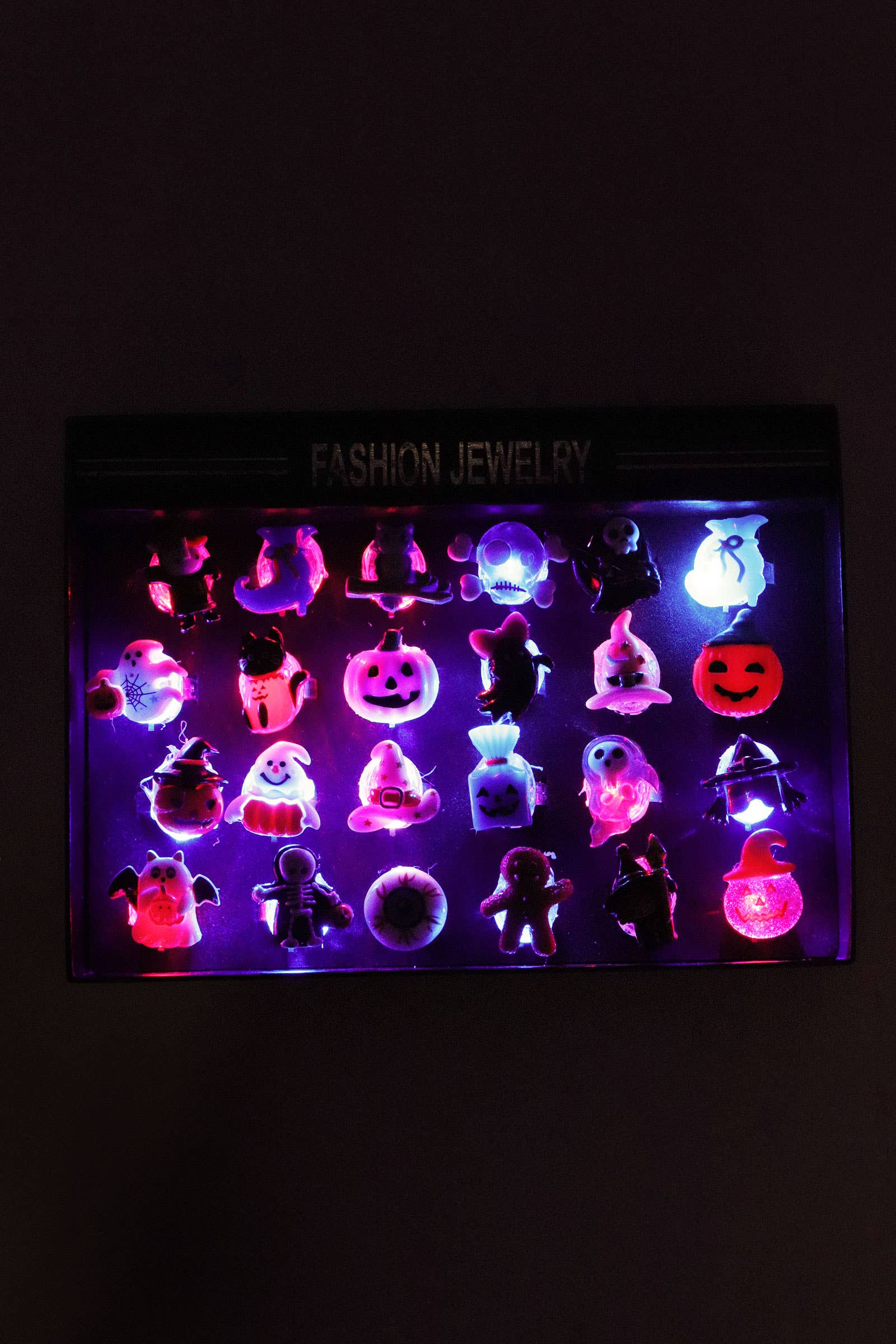 SURTIDO Anillo con luz LED de resina de Halloween - 24 piezas de venta al por mayor en Faire4