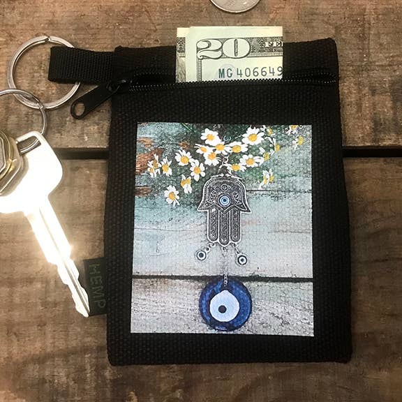 Pochette porte-clés en chanvre Hamsa avec camomille pour la vente par Dharma Love