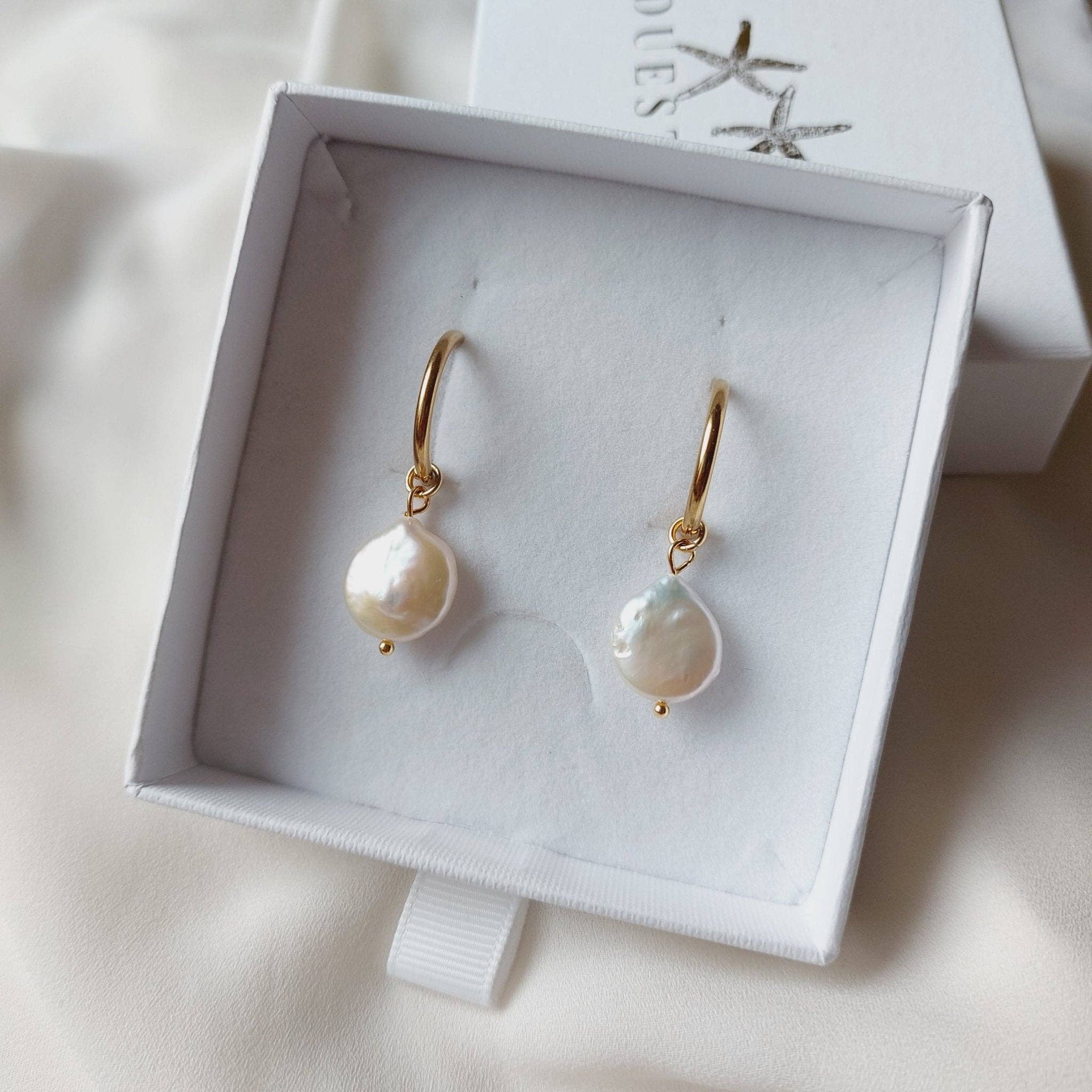 DUESTELLE ITALIA – wholesale Huggieörhängen – Bianca hoops - 2-i-1 huggie-örhängen med pärlberlocker4