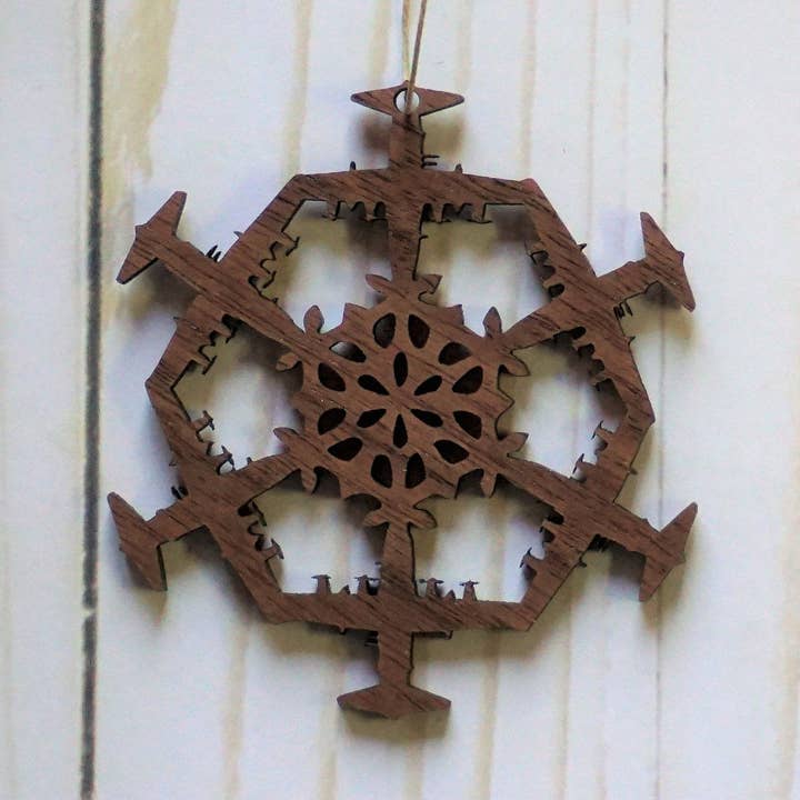 Décoration en forme de flocon de neige AC-130 | Découpée au laser | Ornement de vaisseau de combat | Ornement effrayant | Décoration de Noël | Ornement de l'armée de l'air | Ornement AFSOC pour la vente par Ginger + Brich Inc.