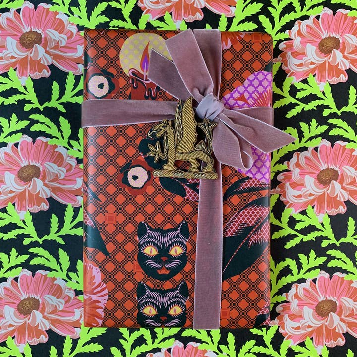 Kate Blairstone – Engroshandel Gavepapir – Sort kat & kamelia gobelin gavepapir2