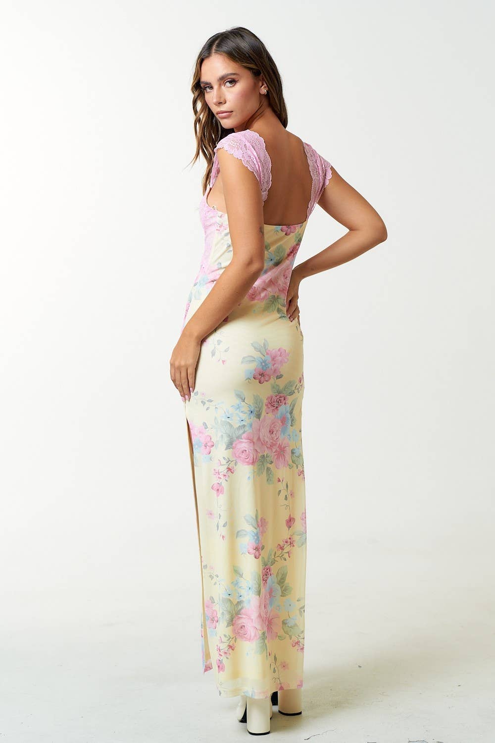 Rose Robe maxi à imprimé floral en dentelle avec fente latérale IBD30145 en vente sur Faire4