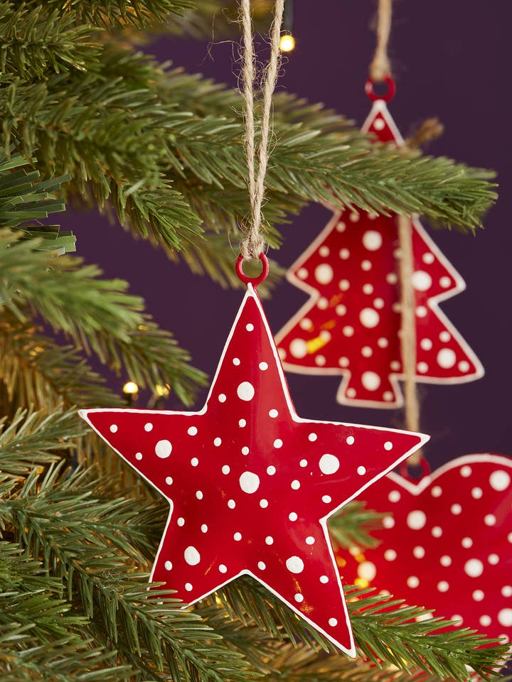 Decorazione a forma di stella rossa con finitura a pois, ferro dipinto a mano per la vendita all'ingrosso da parte di Namaste