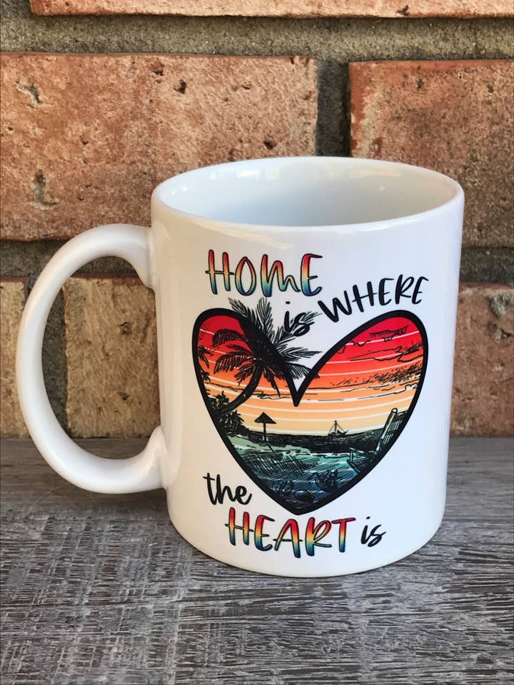 La maison est là où se trouve le cœur -Mug de plage pour la vente par Andi’s Shoppe